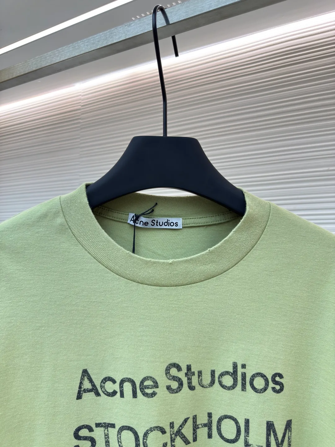 Acne Studios 1966 mud-dyed washed and distressed long sleeves ●Authentic product: purchased and developed for 2399 ●Item number: 1680623-A15 ●Fabric: super soft cotton fabric ●Technology: washed and distressed ●Version: loose fit ●Weight: about 420 grams ●Size: S-M-L-XL ●Description: Made of ultra-soft pure cotton fabric, garment-dyed, washed and distressed, the chest part has a dirty feel, and the lower part shows a gradient effect. The neckline is slightly frayed to better fit the overall tone. The overall line is straight and delicate, the fabric is comfortable and soft, and the color is consistent without color difference. It can be matched with the same style to create a fashionable look and control various occasions. Customized accessories, complete with three standards, the same style for men and women!